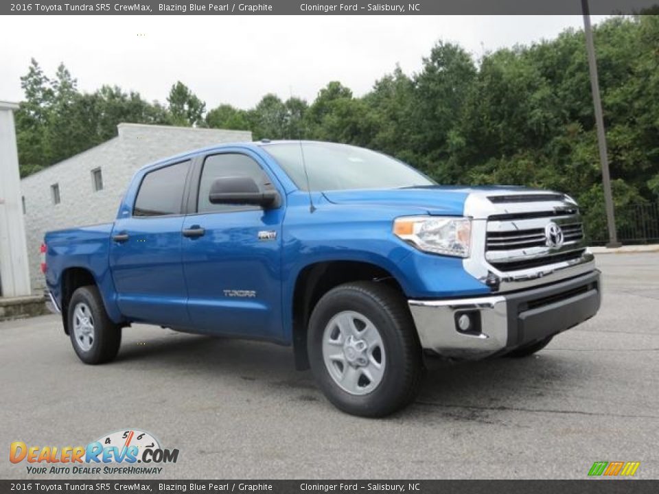 Front 3/4 View of 2016 Toyota Tundra SR5 CrewMax Photo #1