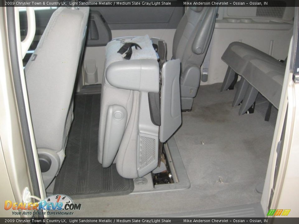 2009 Chrysler Town & Country LX Light Sandstone Metallic / Medium Slate Gray/Light Shale Photo #16