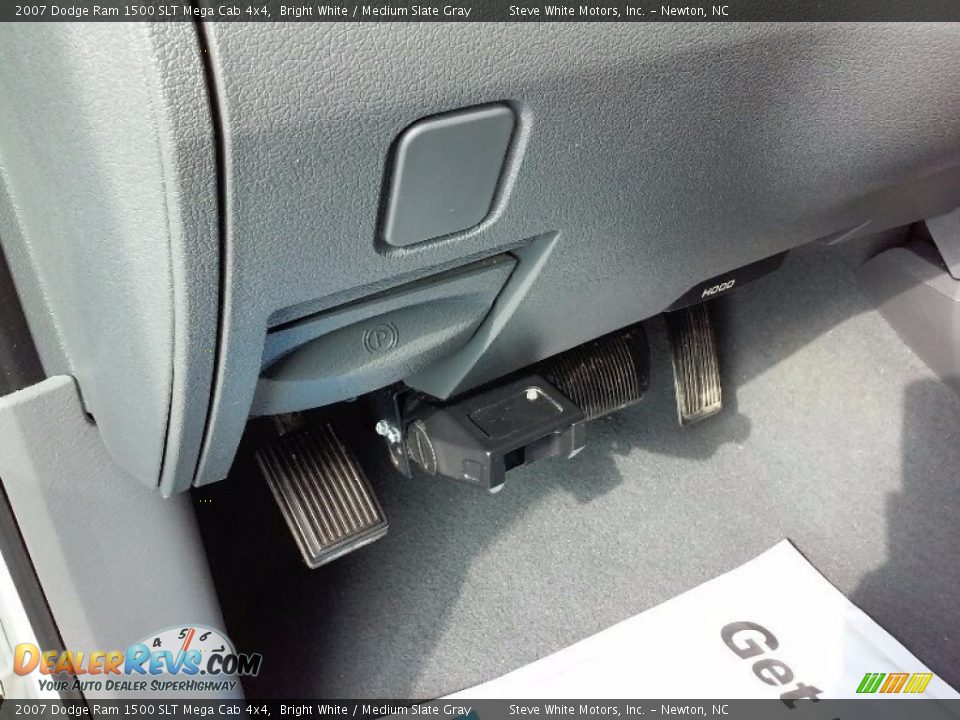 2007 Dodge Ram 1500 SLT Mega Cab 4x4 Bright White / Medium Slate Gray Photo #15