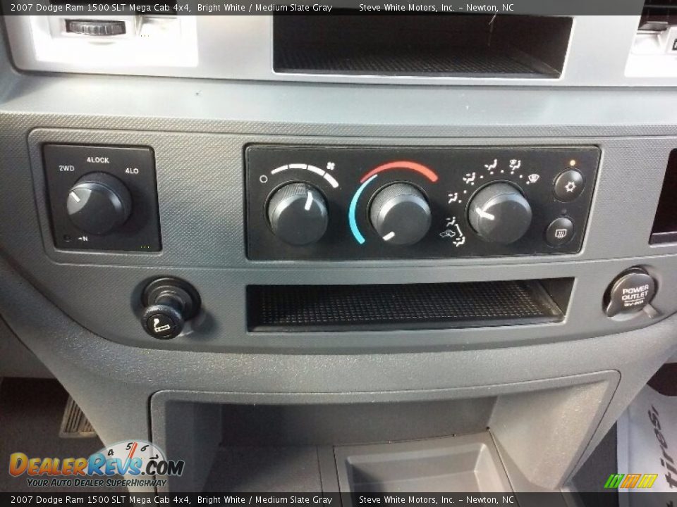 2007 Dodge Ram 1500 SLT Mega Cab 4x4 Bright White / Medium Slate Gray Photo #18