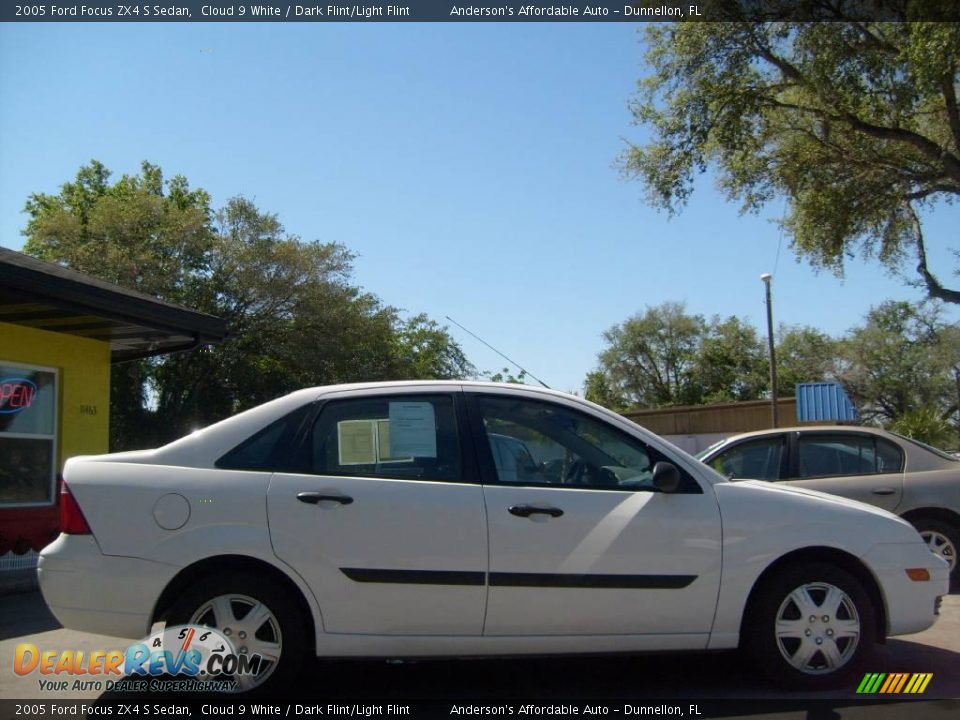 2005 Ford Focus ZX4 S Sedan Cloud 9 White / Dark Flint/Light Flint Photo #2