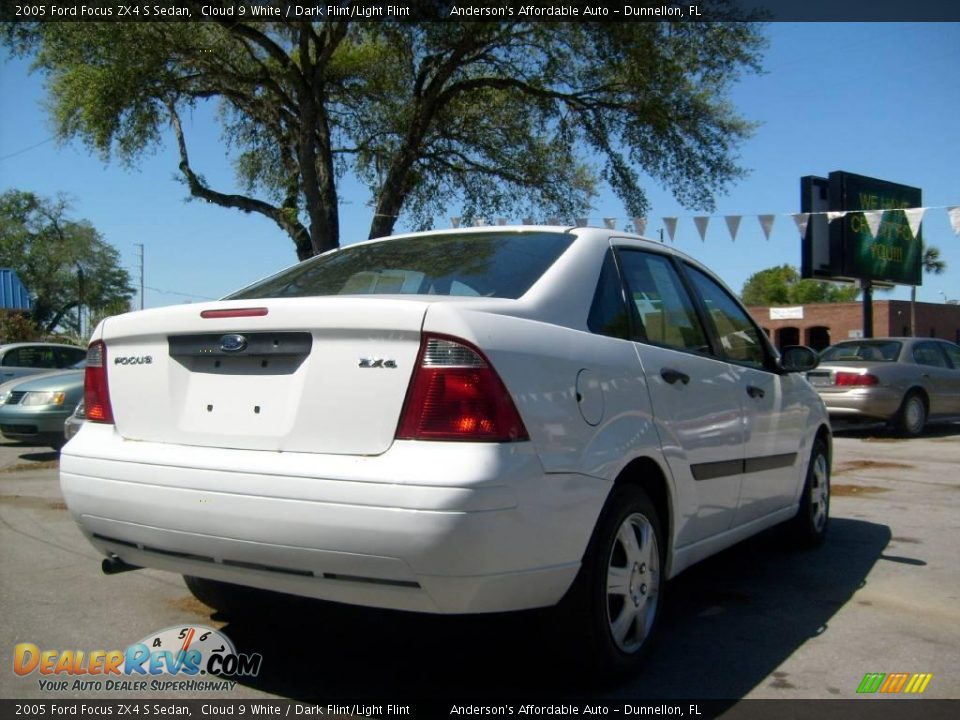 2005 Ford Focus ZX4 S Sedan Cloud 9 White / Dark Flint/Light Flint Photo #3