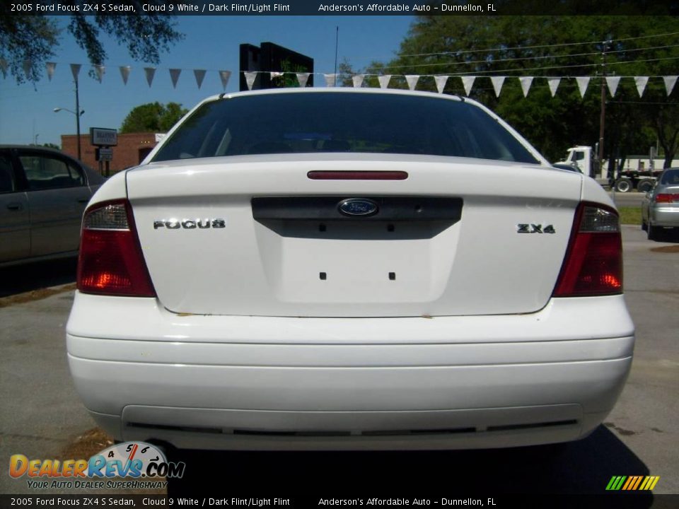 2005 Ford Focus ZX4 S Sedan Cloud 9 White / Dark Flint/Light Flint Photo #4