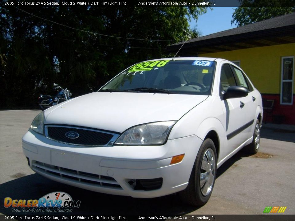 2005 Ford Focus ZX4 S Sedan Cloud 9 White / Dark Flint/Light Flint Photo #7
