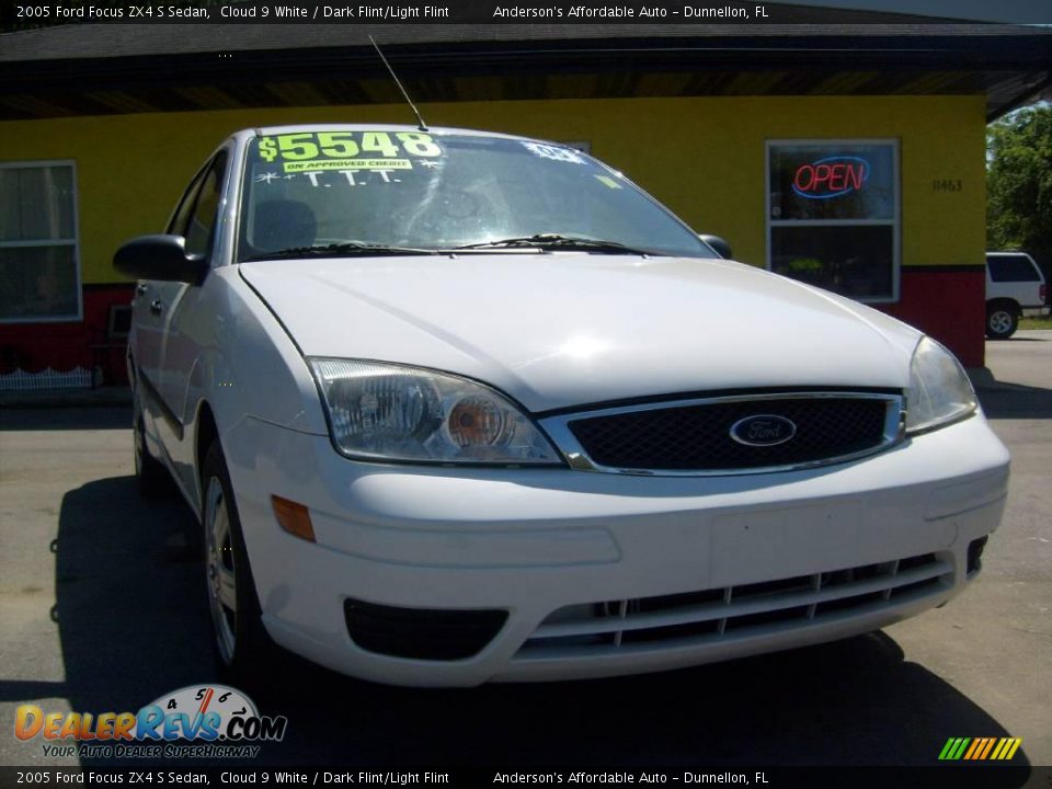 2005 Ford Focus ZX4 S Sedan Cloud 9 White / Dark Flint/Light Flint Photo #9