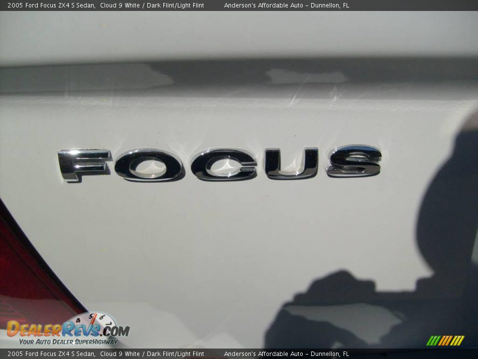2005 Ford Focus ZX4 S Sedan Cloud 9 White / Dark Flint/Light Flint Photo #10