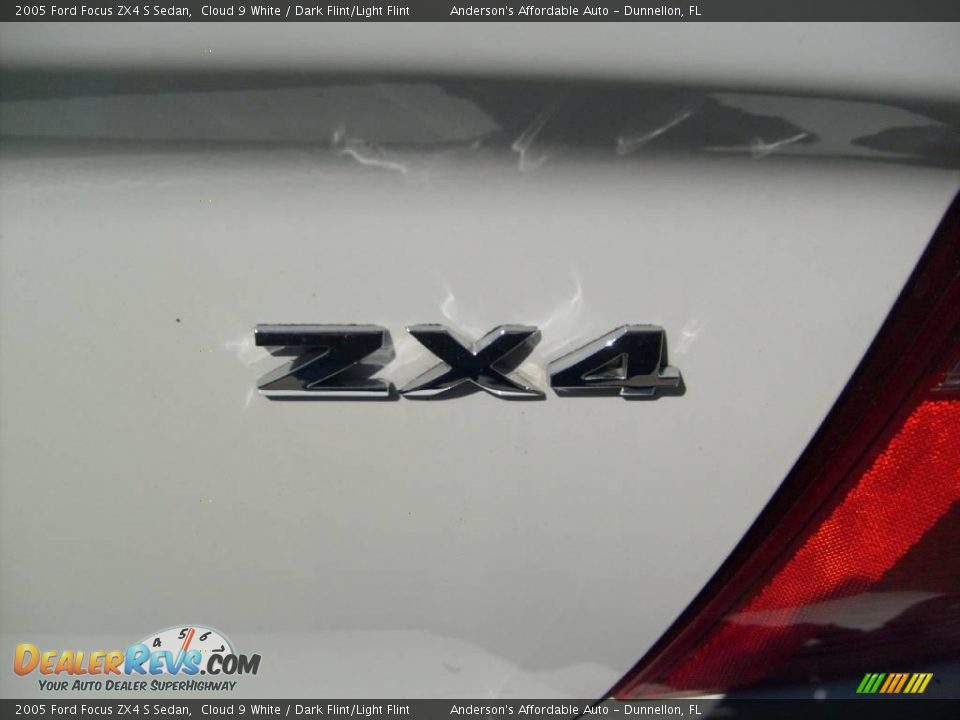 2005 Ford Focus ZX4 S Sedan Cloud 9 White / Dark Flint/Light Flint Photo #11