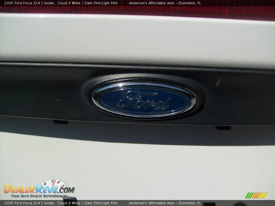 2005 Ford Focus ZX4 S Sedan Cloud 9 White / Dark Flint/Light Flint Photo #12