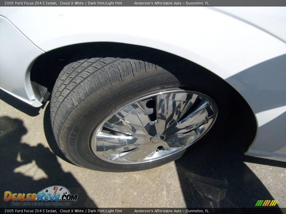 2005 Ford Focus ZX4 S Sedan Cloud 9 White / Dark Flint/Light Flint Photo #13