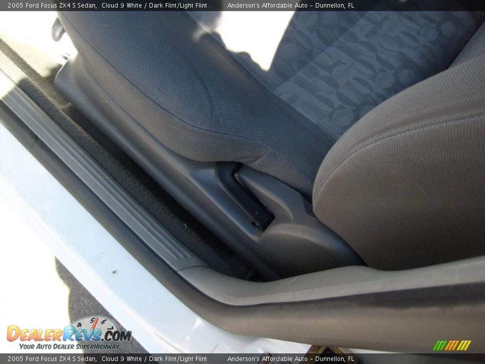 2005 Ford Focus ZX4 S Sedan Cloud 9 White / Dark Flint/Light Flint Photo #16