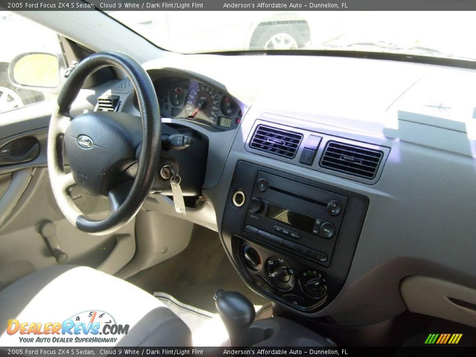2005 Ford Focus ZX4 S Sedan Cloud 9 White / Dark Flint/Light Flint Photo #18