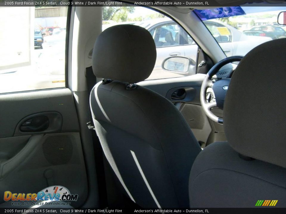 2005 Ford Focus ZX4 S Sedan Cloud 9 White / Dark Flint/Light Flint Photo #19