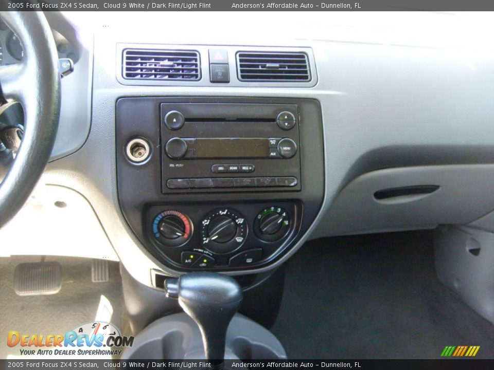 2005 Ford Focus ZX4 S Sedan Cloud 9 White / Dark Flint/Light Flint Photo #22