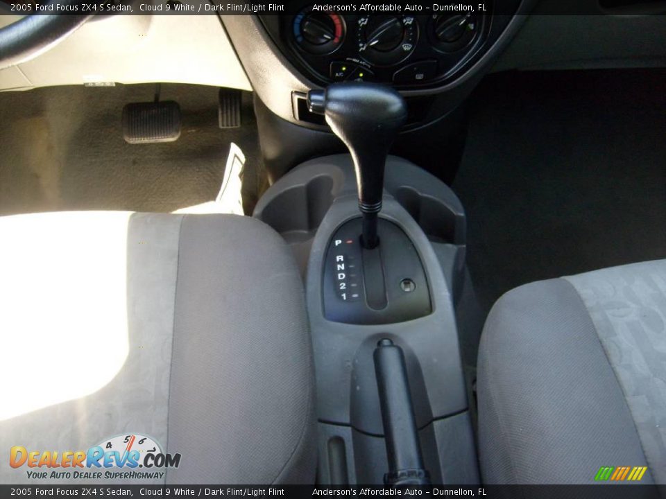 2005 Ford Focus ZX4 S Sedan Cloud 9 White / Dark Flint/Light Flint Photo #23
