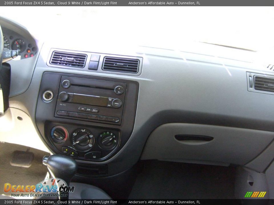 2005 Ford Focus ZX4 S Sedan Cloud 9 White / Dark Flint/Light Flint Photo #24
