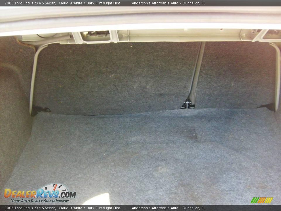 2005 Ford Focus ZX4 S Sedan Cloud 9 White / Dark Flint/Light Flint Photo #25
