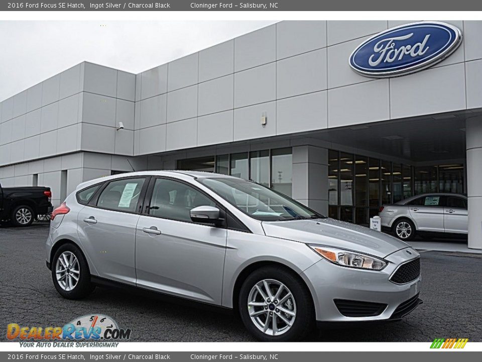 Front 3/4 View of 2016 Ford Focus SE Hatch Photo #1