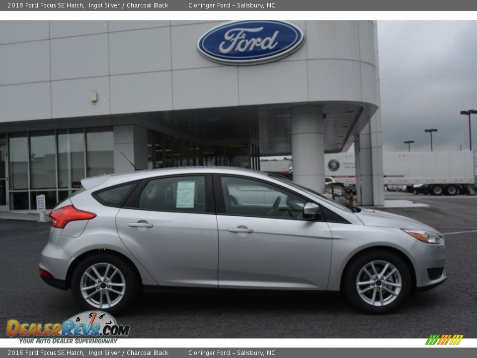 2016 Ford Focus SE Hatch Ingot Silver / Charcoal Black Photo #2