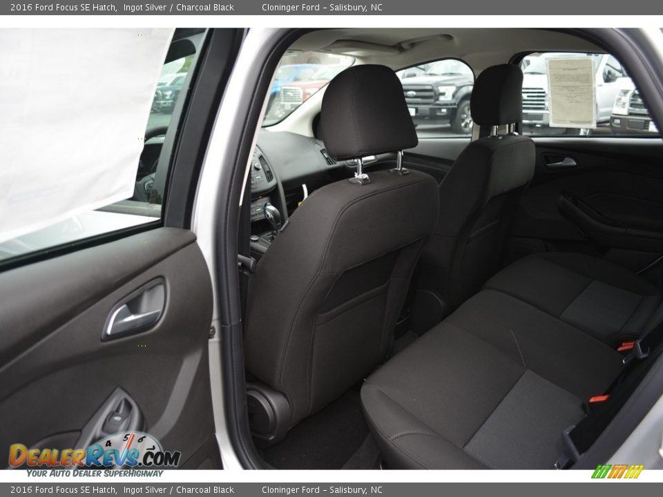 2016 Ford Focus SE Hatch Ingot Silver / Charcoal Black Photo #8