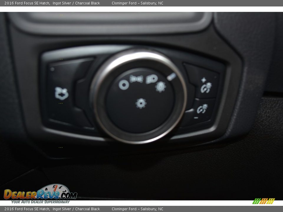 2016 Ford Focus SE Hatch Ingot Silver / Charcoal Black Photo #17