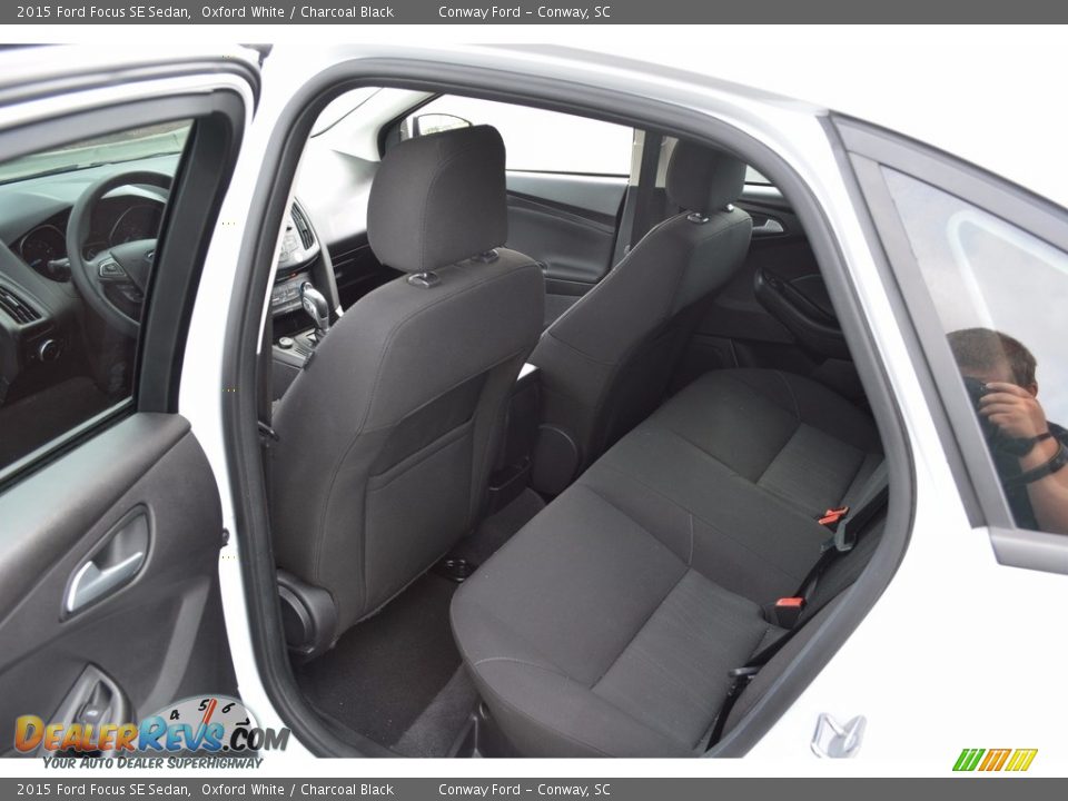 2015 Ford Focus SE Sedan Oxford White / Charcoal Black Photo #21