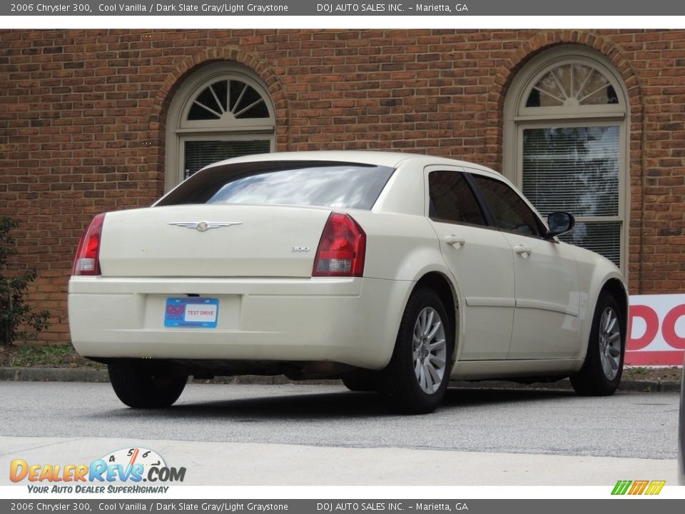 2006 Chrysler 300 Cool Vanilla / Dark Slate Gray/Light Graystone Photo #9