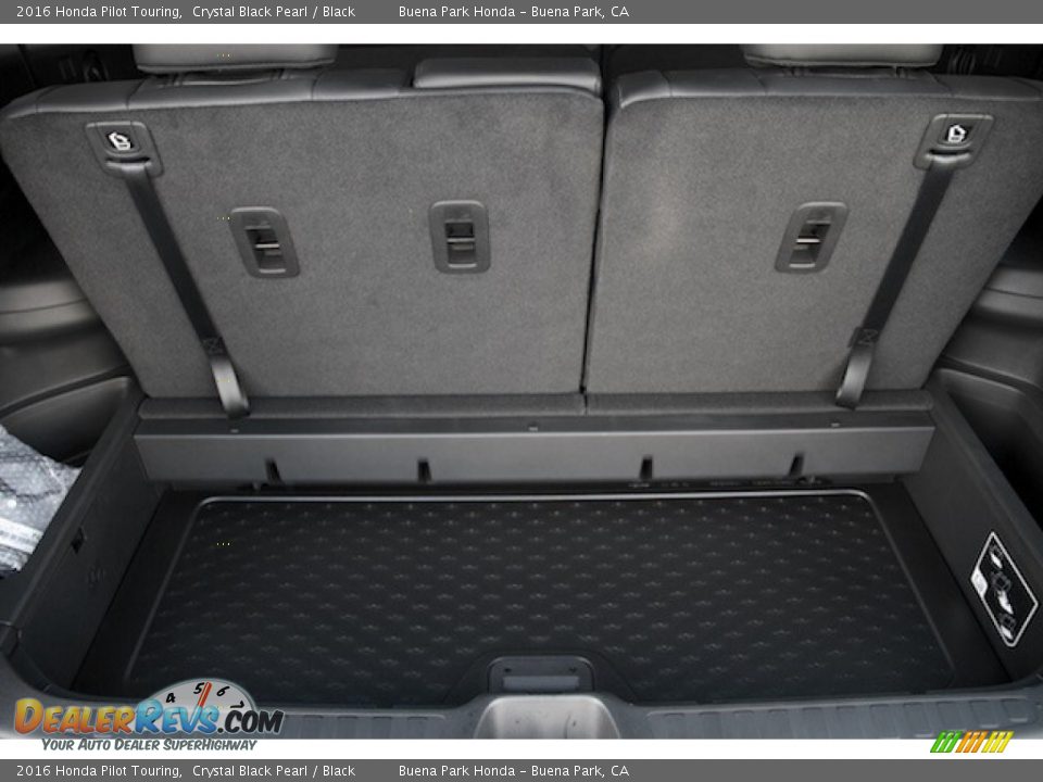 2016 Honda Pilot Touring Crystal Black Pearl / Black Photo #18