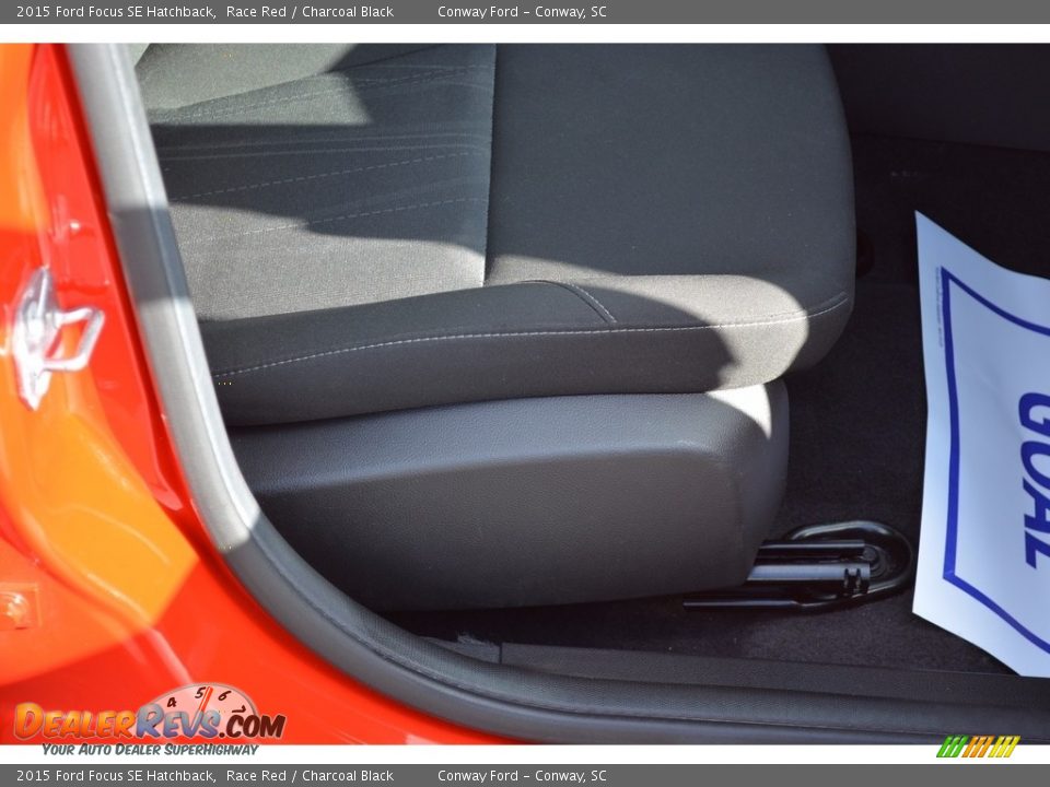 2015 Ford Focus SE Hatchback Race Red / Charcoal Black Photo #26