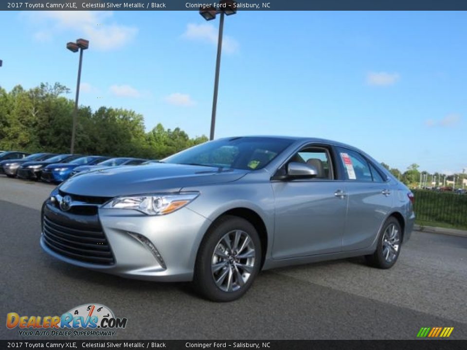 Front 3/4 View of 2017 Toyota Camry XLE Photo #3
