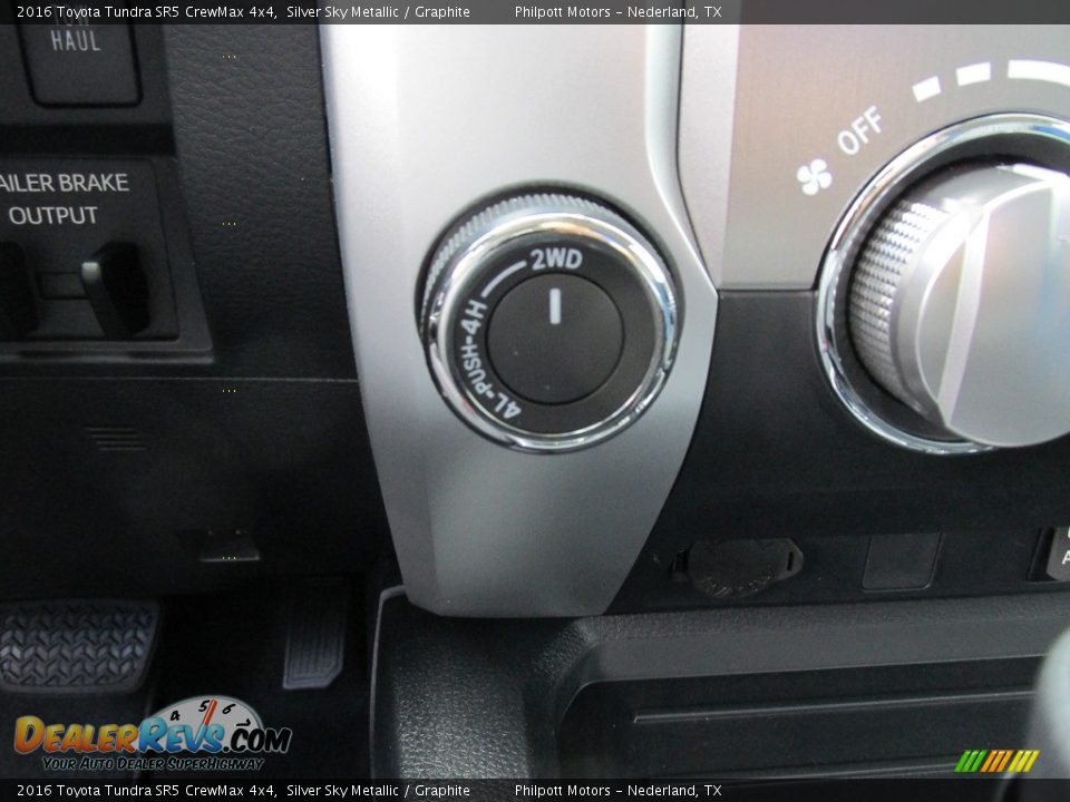 2016 Toyota Tundra SR5 CrewMax 4x4 Silver Sky Metallic / Graphite Photo #30
