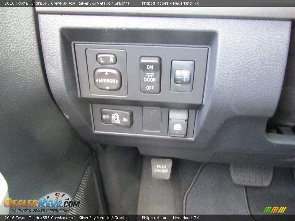 2016 Toyota Tundra SR5 CrewMax 4x4 Silver Sky Metallic / Graphite Photo #35