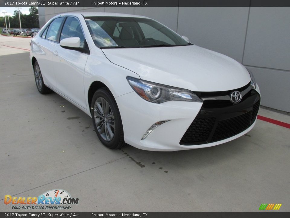Front 3/4 View of 2017 Toyota Camry SE Photo #1