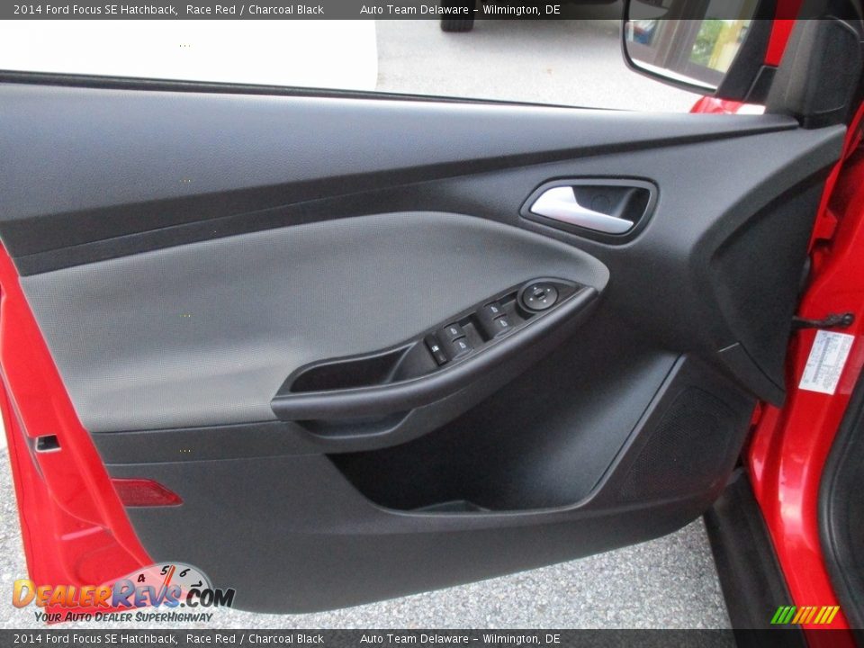 2014 Ford Focus SE Hatchback Race Red / Charcoal Black Photo #32
