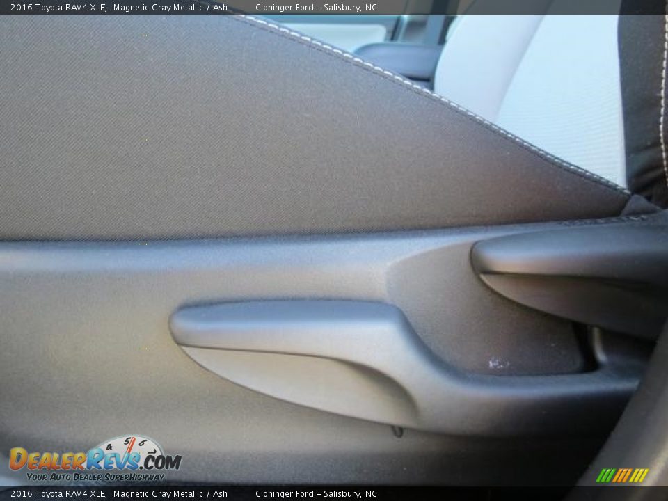 2016 Toyota RAV4 XLE Magnetic Gray Metallic / Ash Photo #10