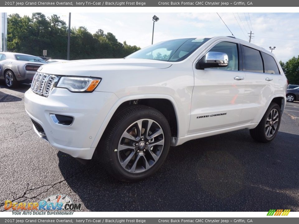 Front 3/4 View of 2017 Jeep Grand Cherokee Overland Photo #3