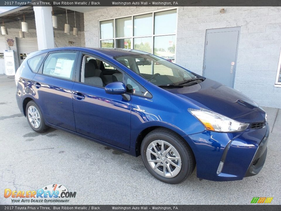 Front 3/4 View of 2017 Toyota Prius v Three Photo #1