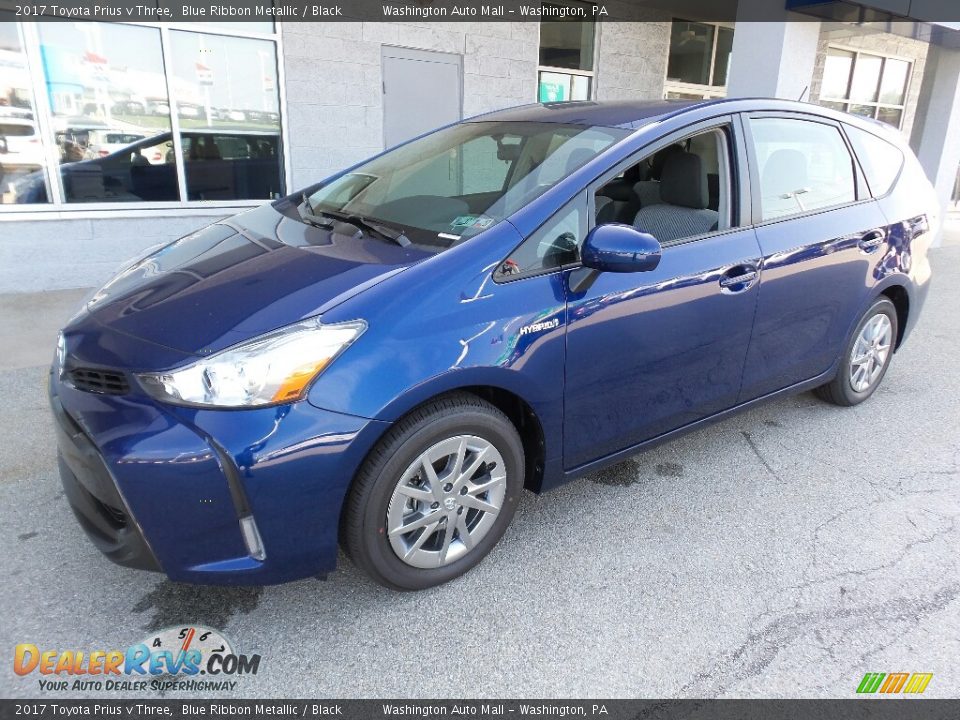 Front 3/4 View of 2017 Toyota Prius v Three Photo #5