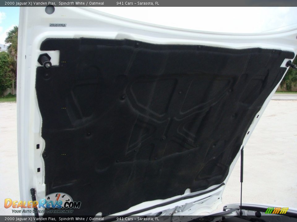 2000 Jaguar XJ Vanden Plas Spindrift White / Oatmeal Photo #27