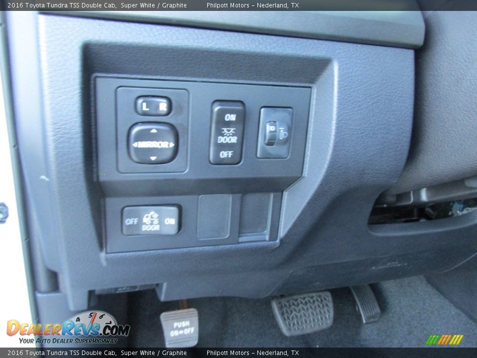 2016 Toyota Tundra TSS Double Cab Super White / Graphite Photo #33
