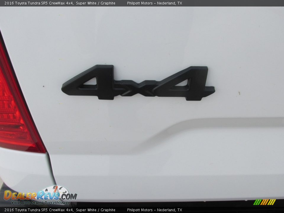 2016 Toyota Tundra SR5 CrewMax 4x4 Super White / Graphite Photo #18