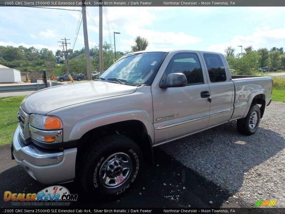 Front 3/4 View of 2005 GMC Sierra 2500HD SLE Extended Cab 4x4 Photo #1