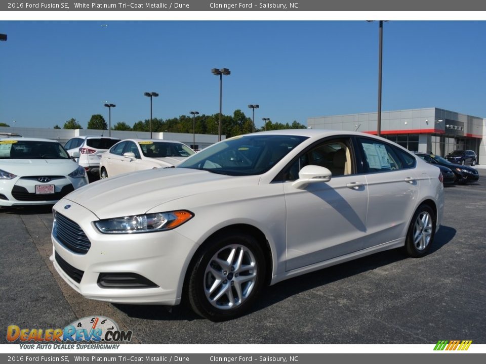 Front 3/4 View of 2016 Ford Fusion SE Photo #7