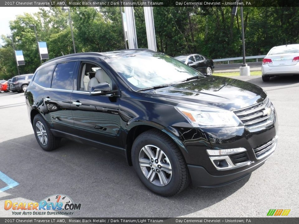 Front 3/4 View of 2017 Chevrolet Traverse LT AWD Photo #5