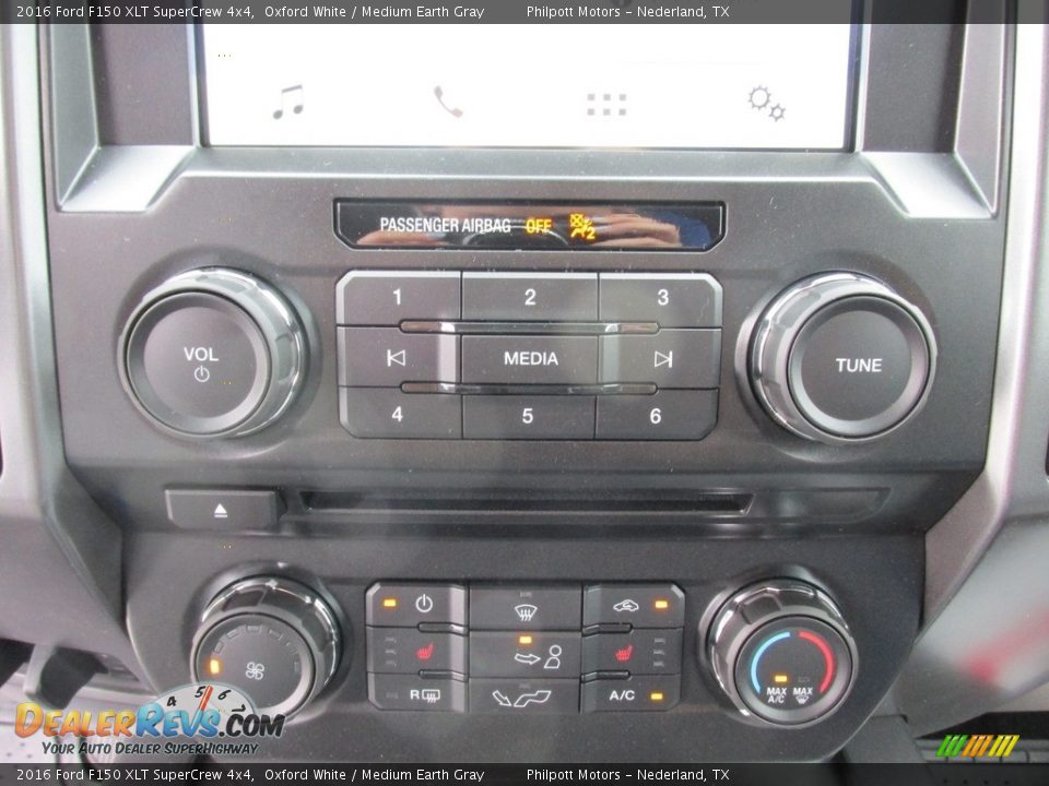 2016 Ford F150 XLT SuperCrew 4x4 Oxford White / Medium Earth Gray Photo #28