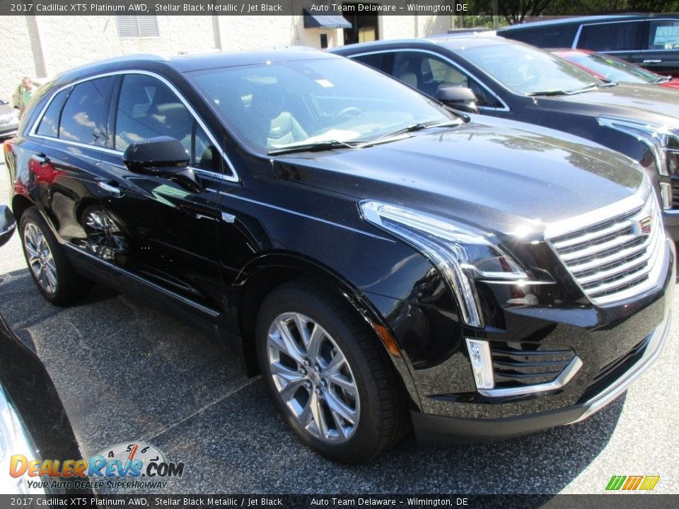 Front 3/4 View of 2017 Cadillac XT5 Platinum AWD Photo #1