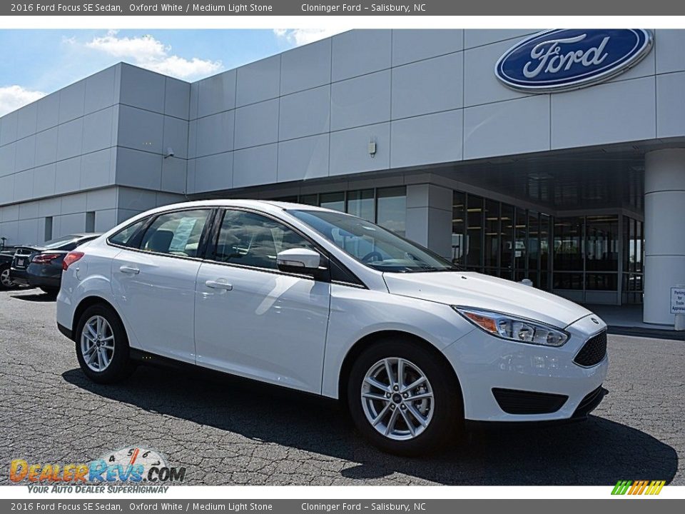 2016 Ford Focus SE Sedan Oxford White / Medium Light Stone Photo #1