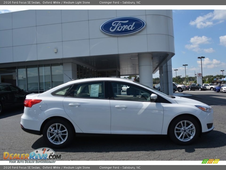 2016 Ford Focus SE Sedan Oxford White / Medium Light Stone Photo #2