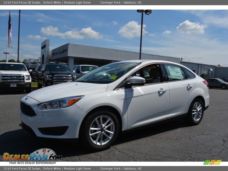 2016 Ford Focus SE Sedan Oxford White / Medium Light Stone Photo #3