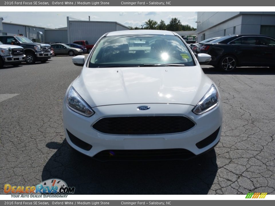2016 Ford Focus SE Sedan Oxford White / Medium Light Stone Photo #4
