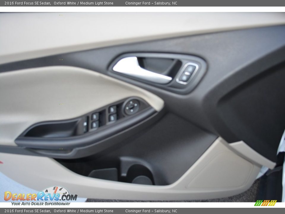 2016 Ford Focus SE Sedan Oxford White / Medium Light Stone Photo #5